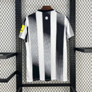 CAMISOLA DO NEWCASTRLE 25/26 PRETO E BRANCO